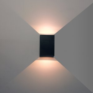 Чёрный уличный настенный светильник для подсветки стены «ALGOL»
