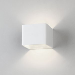 Белый настенный светильник куб для подсветки «Corudo»