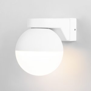 Белый настенный светильник шар с влагозащитой IP54