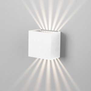 Белый фасадный светильник для подсветки лучами