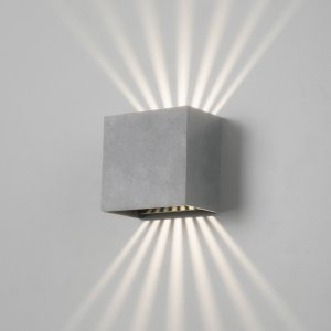 Серый фасадный светильник для подсветки в 2 стороны лучами