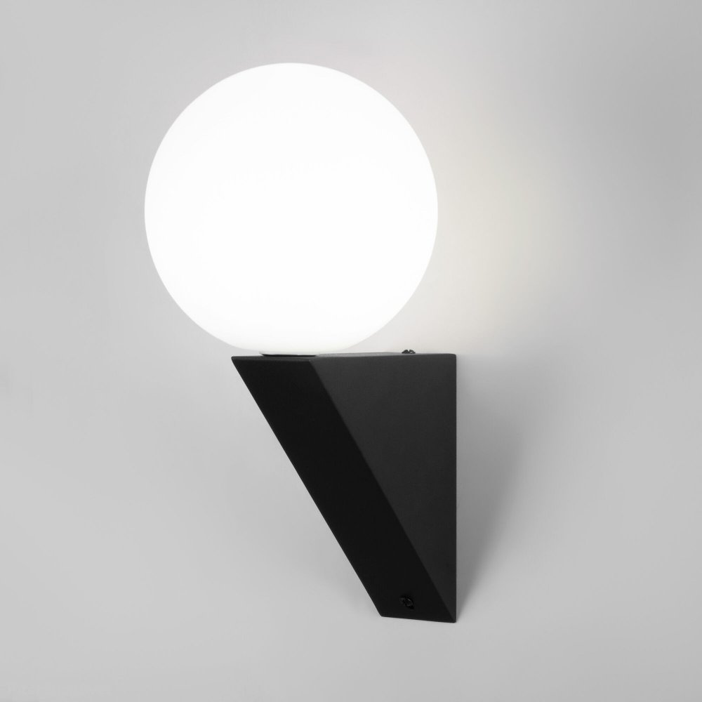 Чёрный уличный настенный светильник с белым плафоном шар Gravity черный (35003/U)