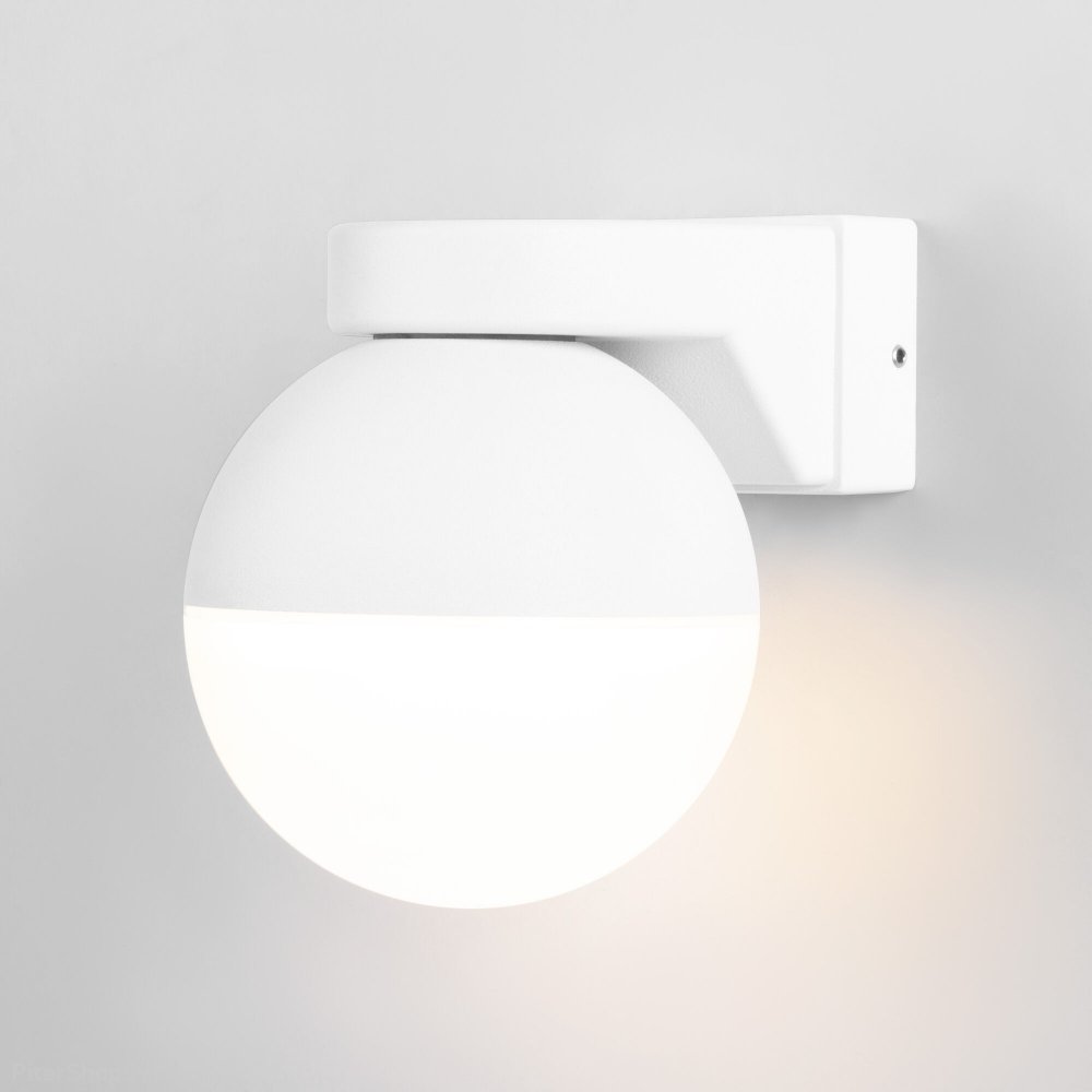 Белый настенный светильник шар с влагозащитой IP54 MOON белый (MRL 1028)
