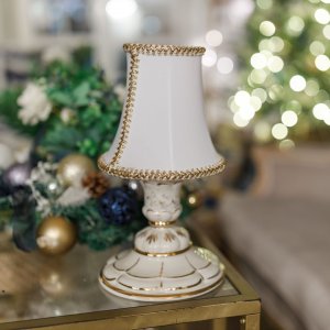 Фарфоровая настольная лампа белая, золото с абажуром «Малютка»