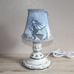Фарфоровая настольная лампа с рисунком Незнакомка на абажуре «Малютка»