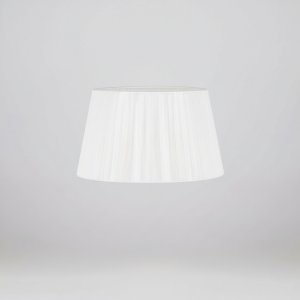 Белый абажур из нитей «Allata»