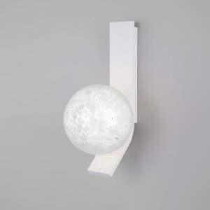Белый настенный светильник с плафоном шар «Luxor»