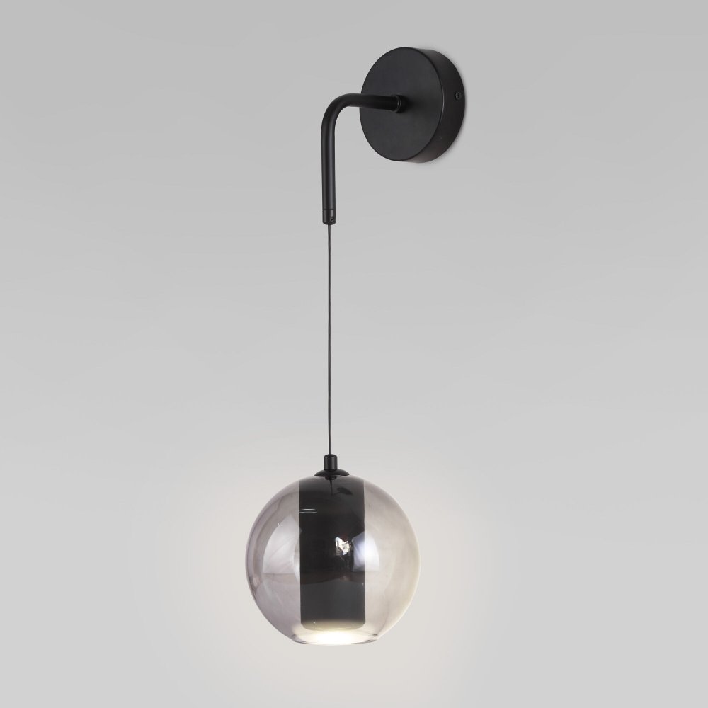 Чёрный настенный светильник с дымчатым подвесом шар «Cobble» 50258 LED дымчатый