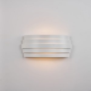 Белый настенный светильник в форме закруглённых горизонтальных полос «TANTAS»