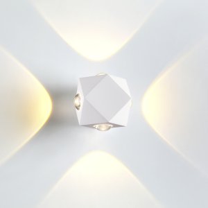белый настенный светильник для подсветки в 4 стороны «Diamanta»