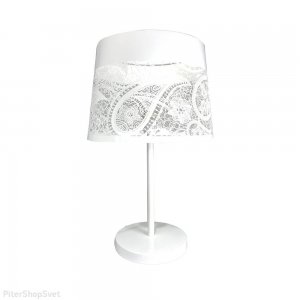 Белая настольная лампа с узорчатым абажуром «Карвед»