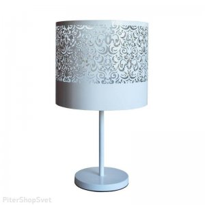 Белая металлическая настольная лампа «Карвед»