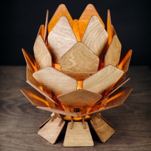 Деревянная настольная лампа, цвет орех «Шишка»